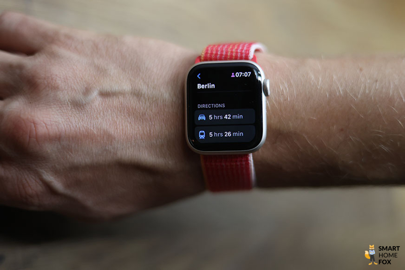 Man sieht die Navigationsfunktionen auf der Apple Watch SE.